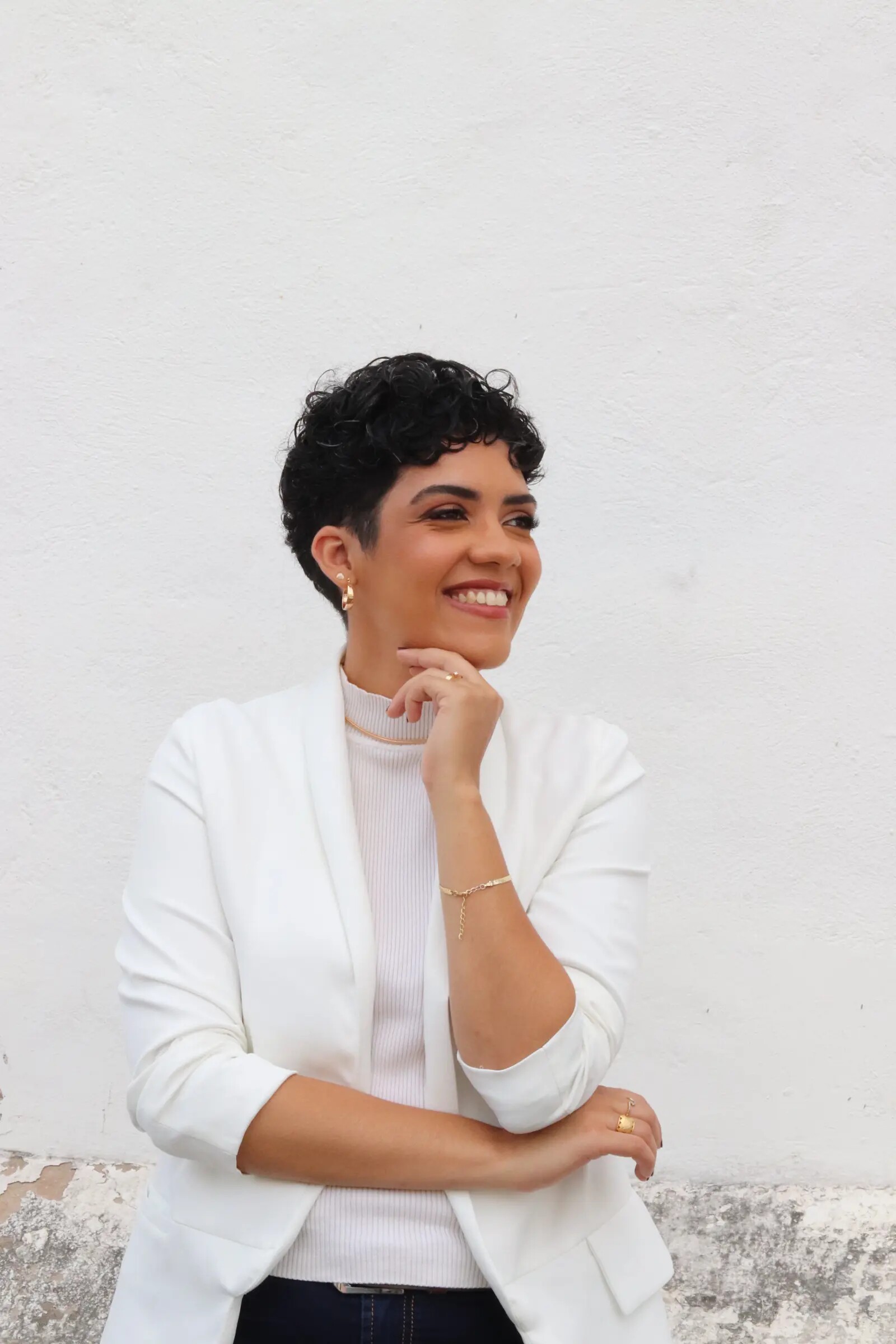 Julyane Andrade, arquiteta e urbanista, com cabelo curto e cacheado